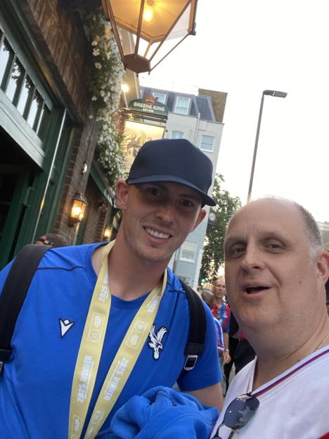Dean Henderson with a fan outside a pub.
