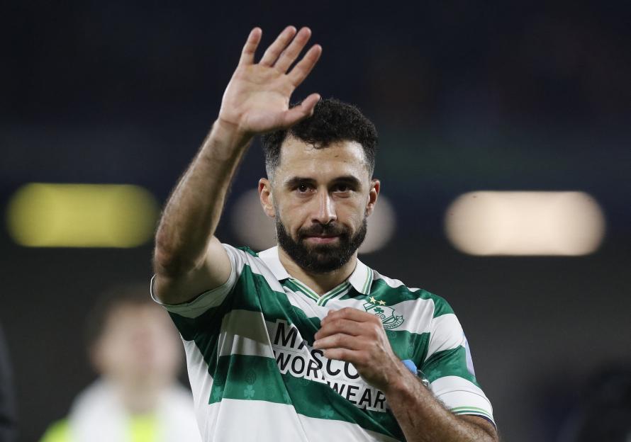 Roberto Lopes applauds fans.