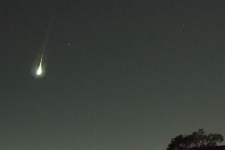 ‘Meteor’ crashes to earth with loud bang & leaves houses shaking after lighting up night sky in Australia