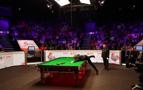 Kyren Wilson playing snooker in a match.