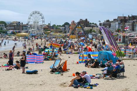 UK twice as likely to have glorious summer of sun this year with soaring temperatures and heatwaves, says Met Office