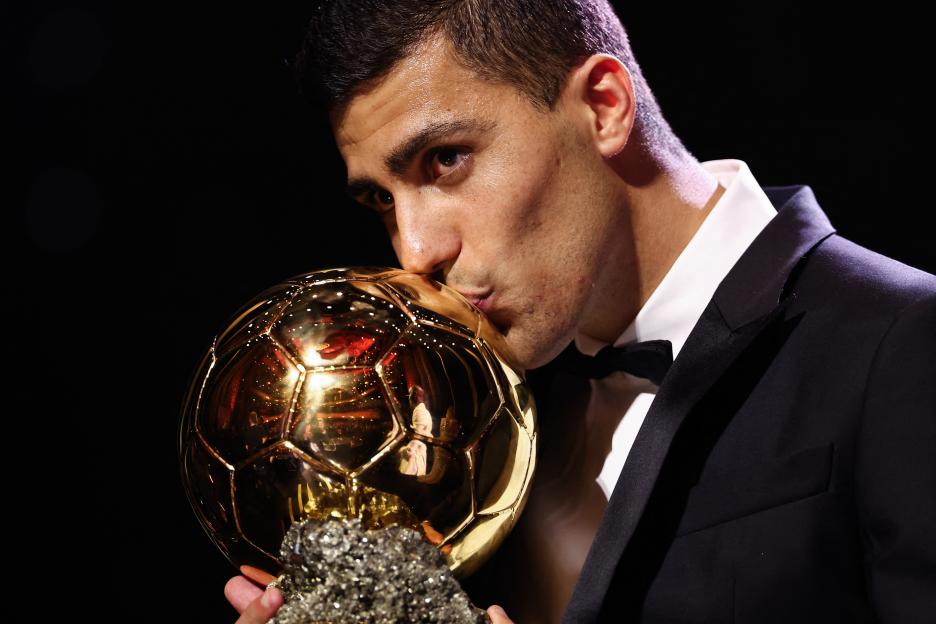 Rodri kissing the Ballon d'Or.