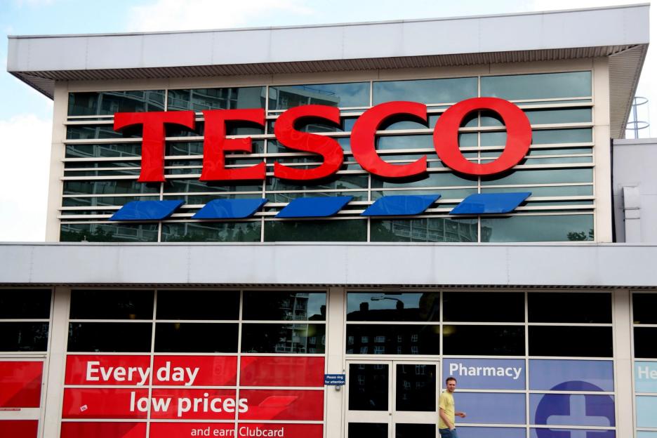 Tesco’s £14 maxi dress that you can chuck on for both lazy beach days & ‘elegant’ garden parties is flying off the rails