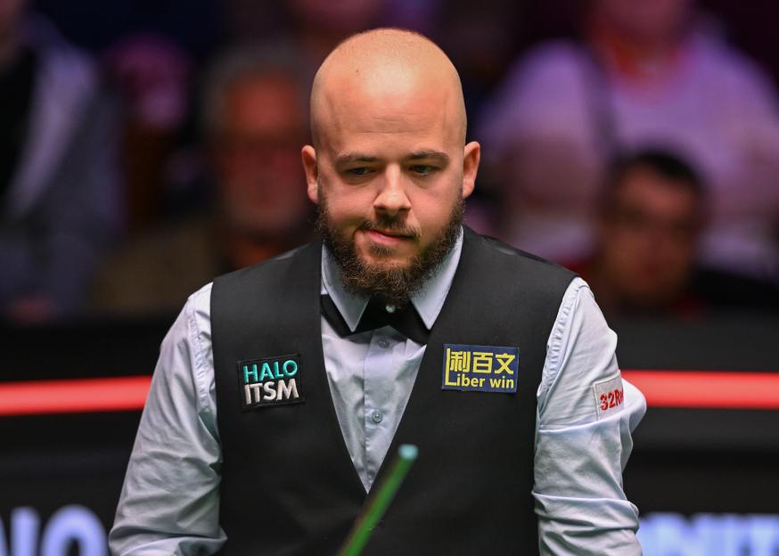 Luca Brecel at a snooker match.