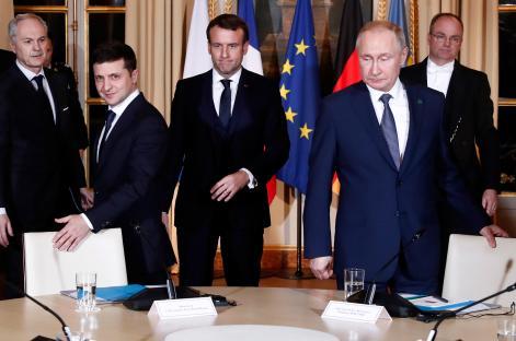 Zelensky, Macron, and Putin at a meeting in Paris.