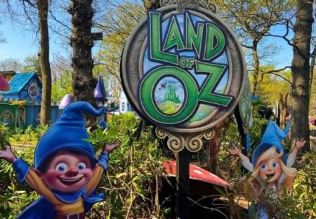 Gullivers Theme Park's Land of Oz sign with two whimsical characters.