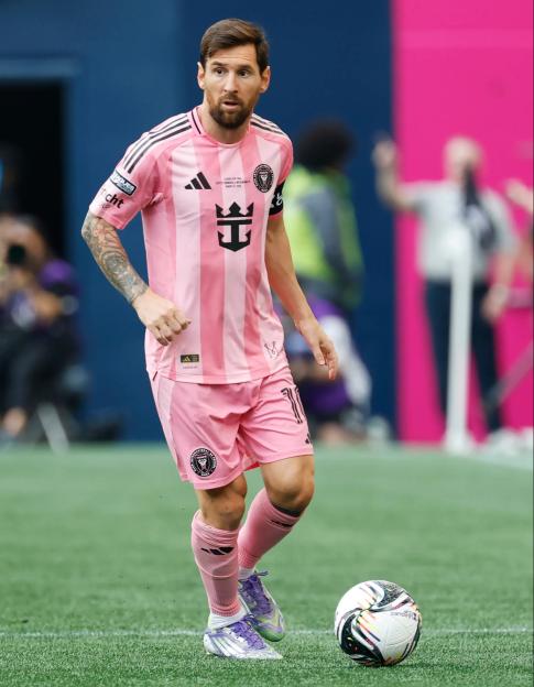 Lionel Messi #10 of Inter Miami CF controls the ball.