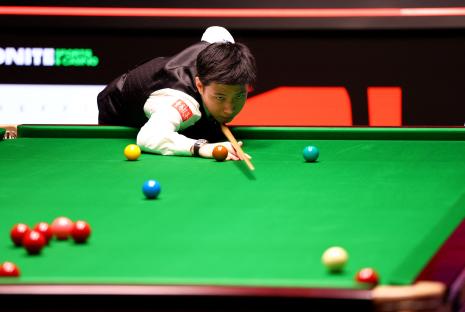 Xintong Zhao playing snooker.