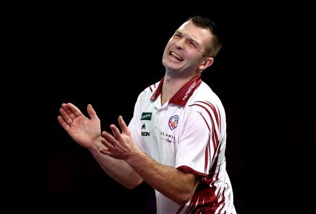 Darts star arrives at venue for tournament… only to awkwardly find out he doesn’t need to play