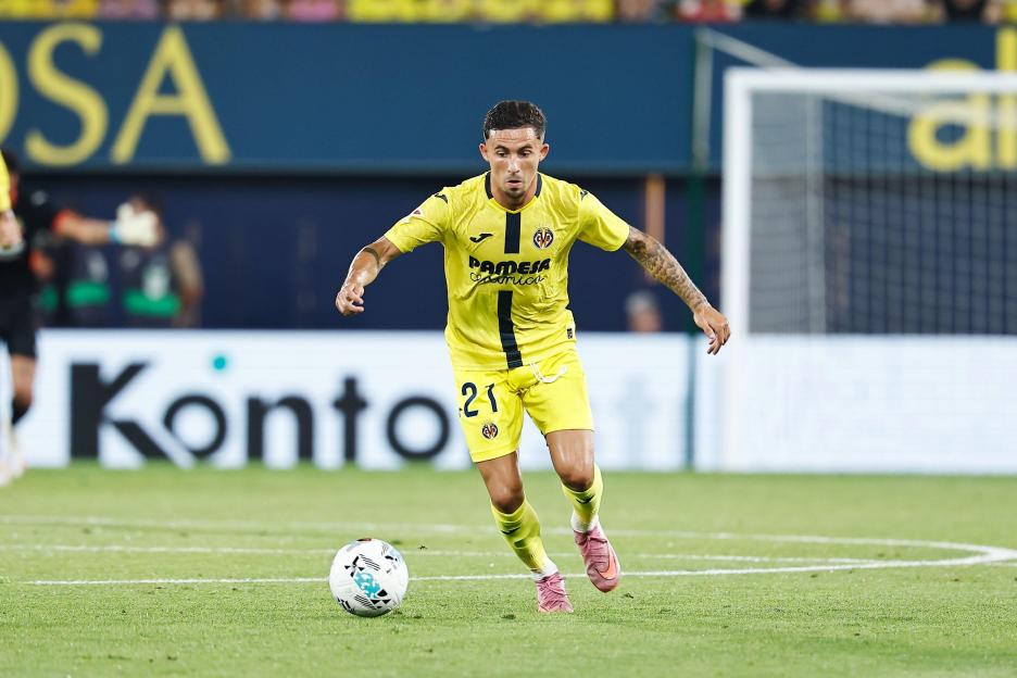 Yeremy Pino of Villarreal CF dribbling the soccer ball.