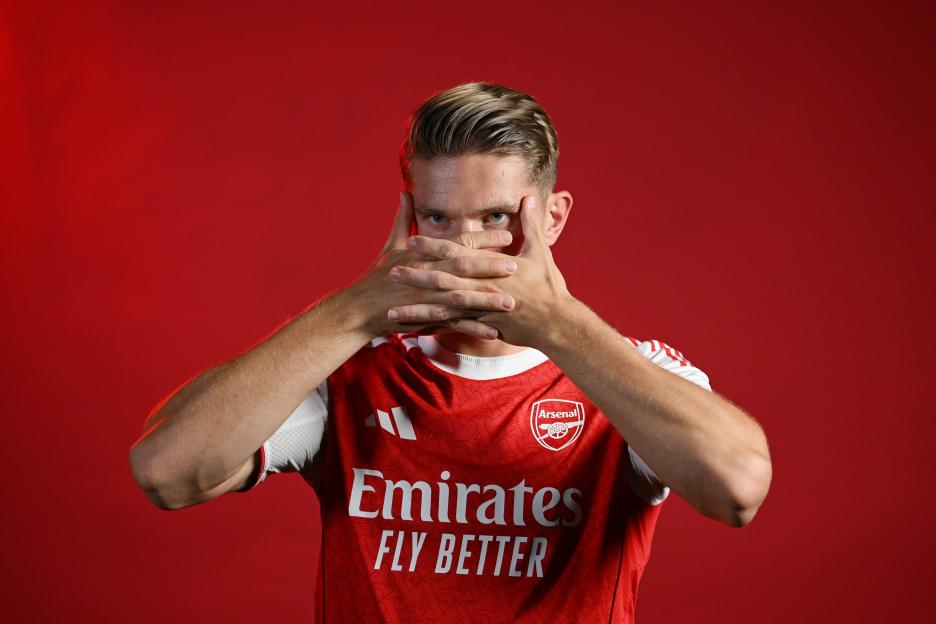 Viktor Gyokeres in Arsenal jersey.
