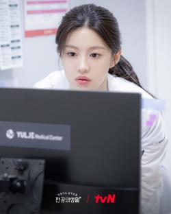 Go Youn Jung Comes Into Her Own During Residency Life In “Resident Playbook” 4