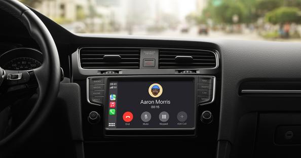CarPlay interface showing an incoming call from Aaron Morris.