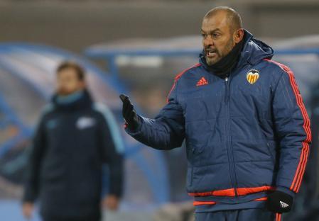 Nuno Espirito Santo, Valencia's head coach, coaching during a soccer match.