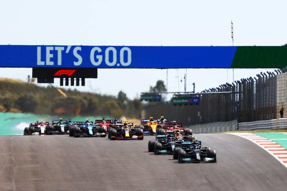 Formula 1 cars racing at the start of a race.