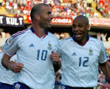 Zinedine Zidane and Thierry Henry celebrating a goal.