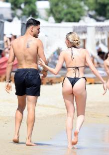 BGUK_3259983 - Mykonos, GREECE - *EXCLUSIVE* - West Ham United/Greece defender Konstantinos Mavropanos and his girlfriend pack on the PDA on the beach in Mykonos Pictured: Konstantinos Mavropanos BACKGRID UK 31 MAY 2025 UK: +44 208 344 2007 / uksales@backgrid.com USA: +1 310 798 9111 / usasales@backgrid.com *Pictures Containing Children Please Pixelate Face Prior To Publication*