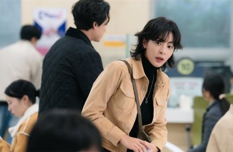Seol In Ah Is The Brains And The Brawn Behind Jung Kyung Ho&#8217;s Business In &#8220;Oh My Ghost Clients&#8221; 3