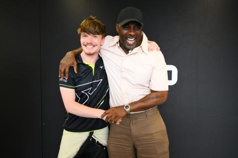 Dan Ticktum and Idris Elba posing together.