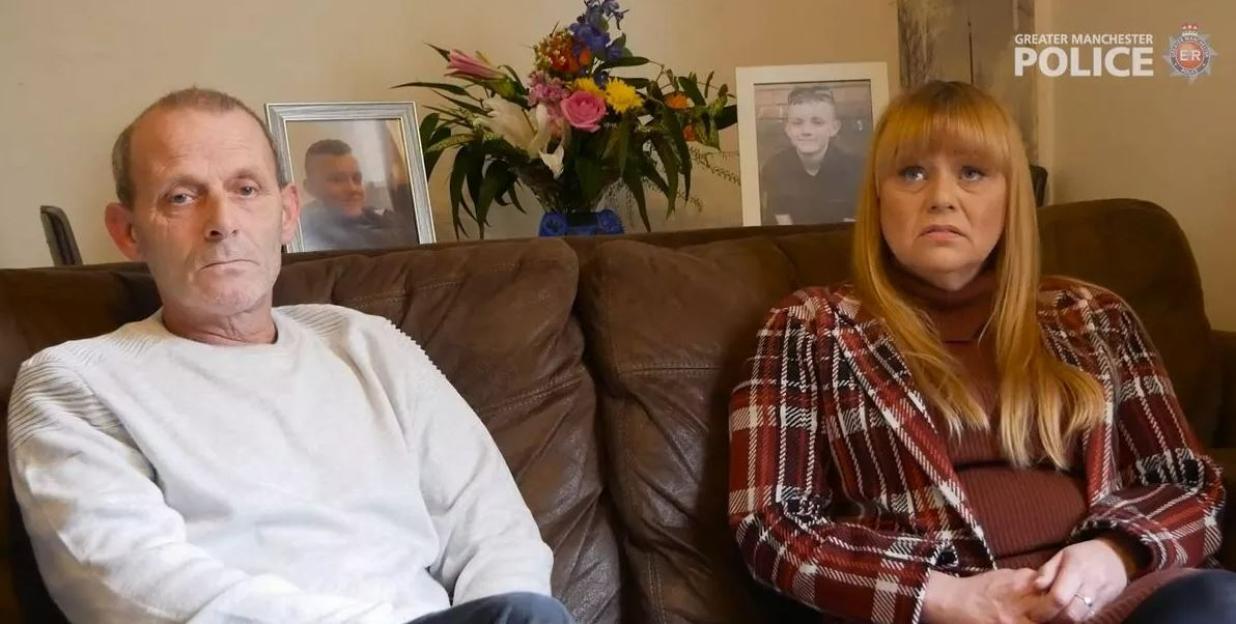 Parents of Kennie Carter sitting on a couch.