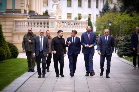 Volodymyr Zelenskyy with Keir Starmer, Emmanuel Macron, Friedrich Merz, and Donald Tusk at a summit in Kyiv.