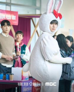 Lee Chae Min's Longing Gaze Meets Cold Silence From Roh Jeong Eui In “Crushology 101” 3