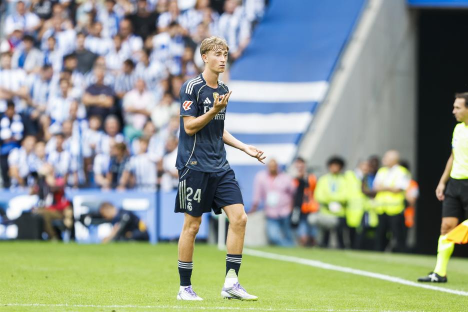 Dean Huijsen of Real Madrid leaves the soccer pitch after receiving a red card.