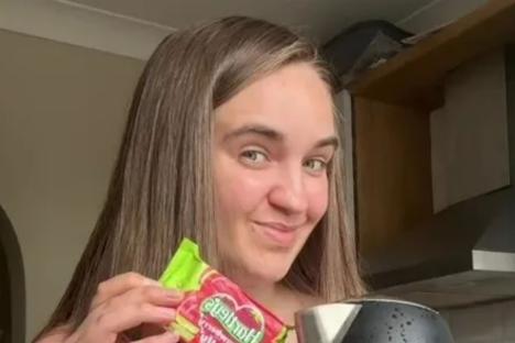 Single mum on Universal Credit moans about ‘stupid’ & ‘outdated’ job centre questions but gets slammed for her ‘excuses’
