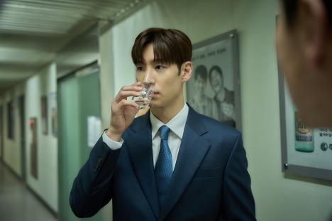 Lee Je Hoon, Yoo Hae Jin, Son Hyun Joo, And More Navigate A Financial Crisis In New Film &#8220;Big Deal&#8221; 9