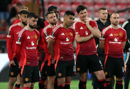 Manchester United soccer players looking dejected.