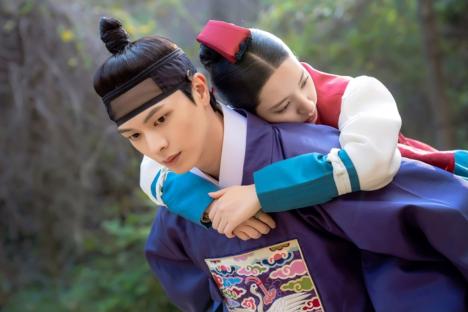 Yook Sungjae Gets Adorably Nervous While Carrying Kim Ji Yeon In “The Haunted Palace”