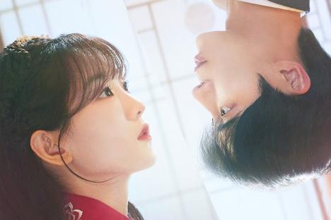 Cho Yi Hyun Foresees Her First Love Choo Young Woo’s Tragic Fate In New Poster For “Head Over Heels”