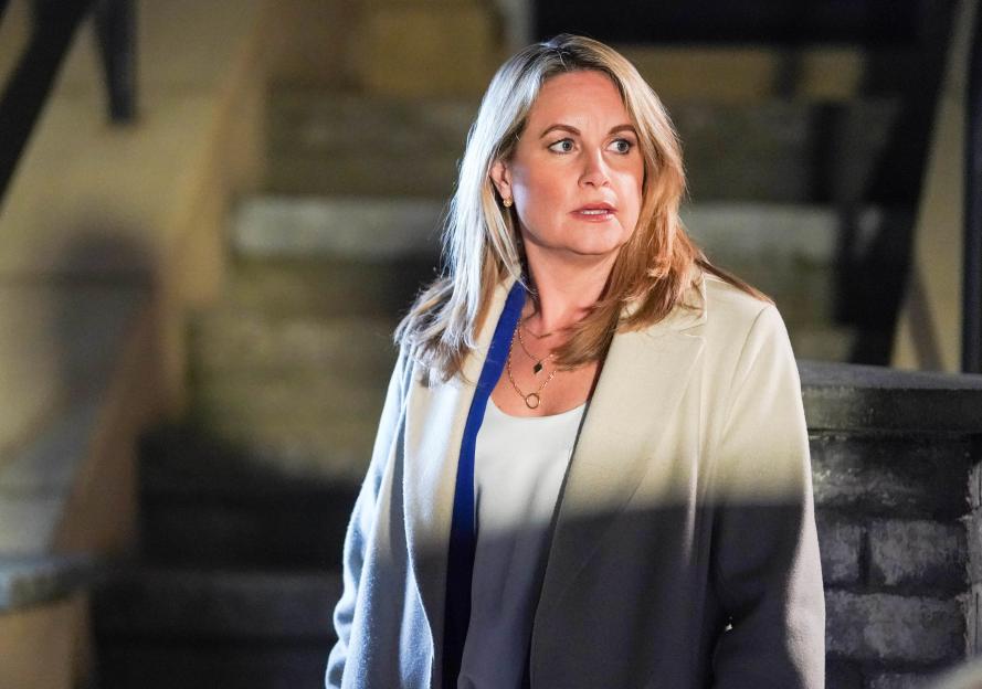 Sam Mitchell (Kim Medcalf) looking concerned.