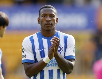 Pervis Estupinan of Brighton & Hove Albion applauding.