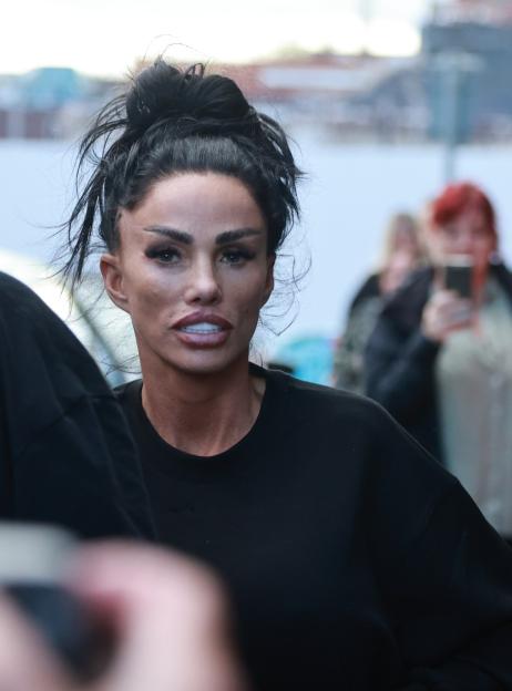 *PHOTOS TAKEN WEDNESDAY 17TH SEPTEMBER* Katie Price's Distinctive Hairline Is Visible As She Arrives In St Helens For Her Show With Kerry Katona. The former glamour model was spotted arriving at the St Helens Theatre Royal. Pictured: katie price Ref: BLU_S8536061 170925 NON-EXCLUSIVE Picture by: Keith Fairbrother / SplashNews.com Splash News and Pictures USA: 310-525-5808 UK: 020 8126 1009 eamteam@shutterstock.com World Rights