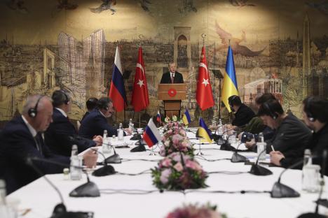 Turkish President Recep Tayyip Erdogan addressing Russian and Ukrainian delegations.