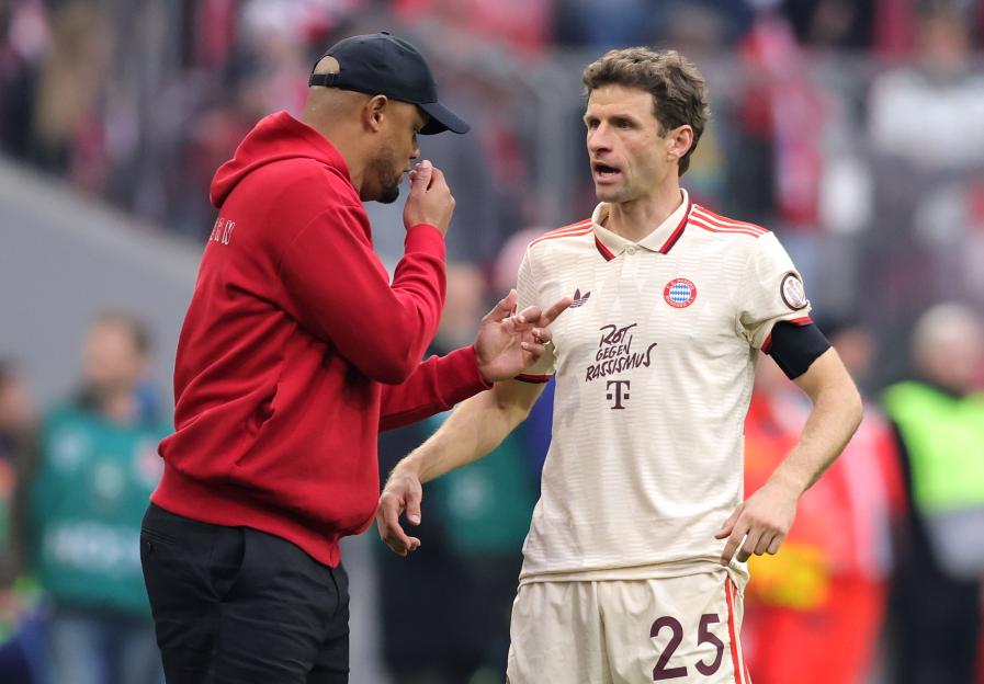 Head coach Vincent Kompany of FC Bayern Munich talks to Thomas Müller of FC Bayern Munich.