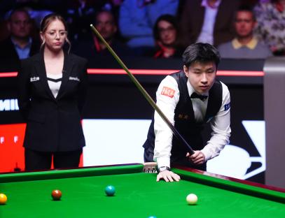 Zhao Xintong playing snooker.