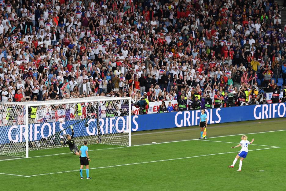 Chloe Kelly of England scoring a penalty kick.