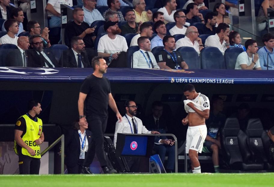 MADRID, SPAIN - SEPTEMBER 16: Trent Alexander-Arnold of Real Madrid reacts as he leaves the pitch after picking up an injury during the UEFA Champions League 2025/26 League Phase MD1 match between Real Madrid C.F. and Olympique de Marseille at Estadio Santiago Bernabeu on September 16, 2025 in Madrid, Spain. (Photo by Angel Martinez/Getty Images)