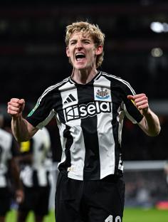 Anthony Gordon of Newcastle United celebrates scoring a goal.