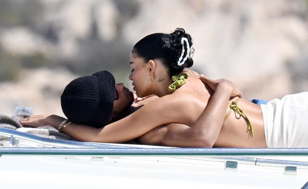 Jude Bellingham and his girlfriend kissing on a yacht.