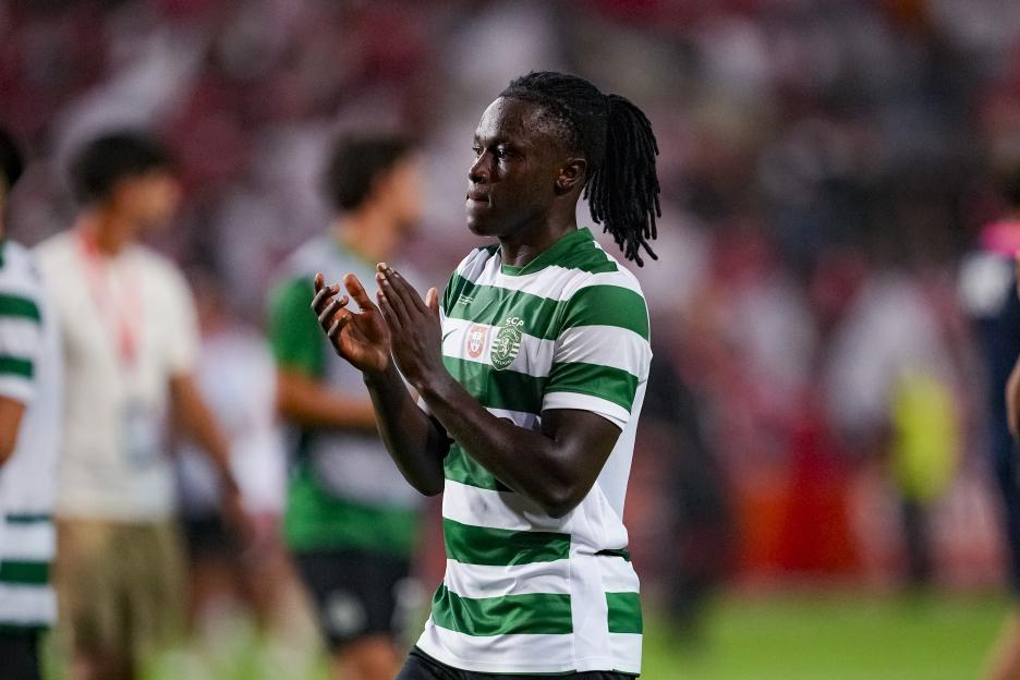 Geovany Quenda of Sporting CP thanking supporters.