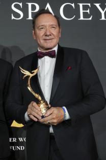Kevin Spacey accepting a film and television award.