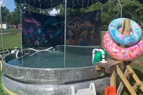 I made my own swimming pool using an old TRAMPOLINE & duct tape – everyone hates it but I’m ready for some summer fun