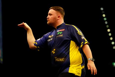 Luke Littler throwing darts.
