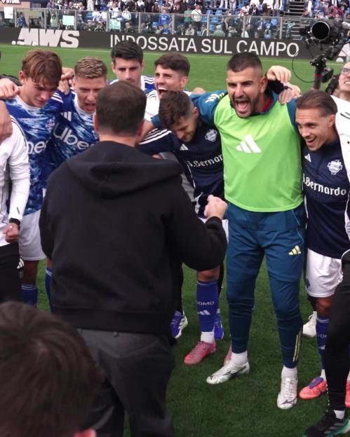 Cesc Fabregas Delivers Electrifying Speech to Como Players After Thrilling Victory—Watch the Viral Moment!