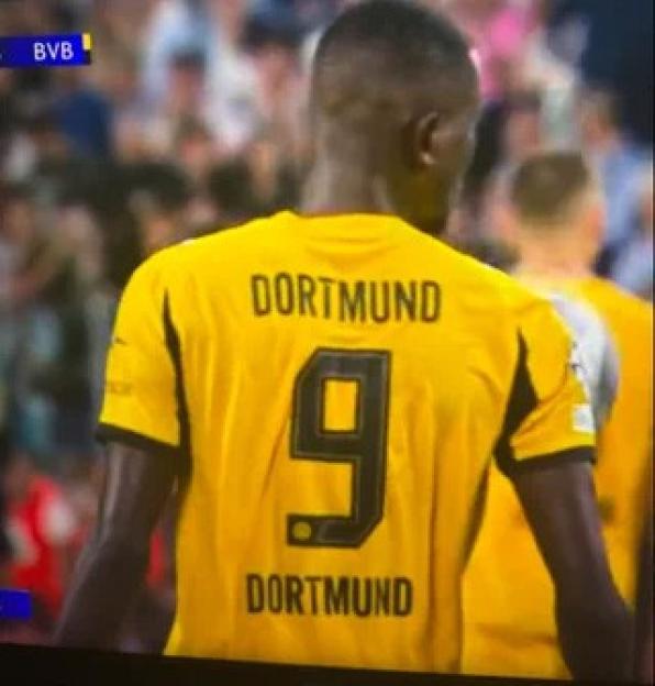 ‘Kitman’s had a shocker’ – Dortmund star bizarrely has no name on shirt in Champions League clash against Juventus