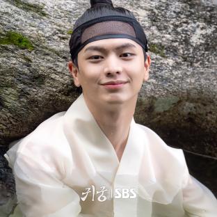 &#8220;The Haunted Palace&#8221; Stars Yook Sungjae And Kim Ji Yeon Charm Fans With Adorable Behind-The-Scenes Photos 3