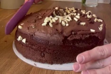 I DIY-ed a Kardashian-worthy cake for my daughter’s birthday for £20 using Asda bargains – people say it’s ‘brilliant’